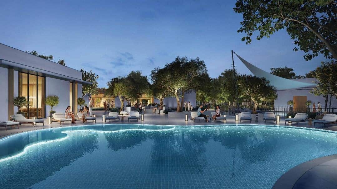Piscina comunitaria nocturna en una de las fases de The Valley by Emaar