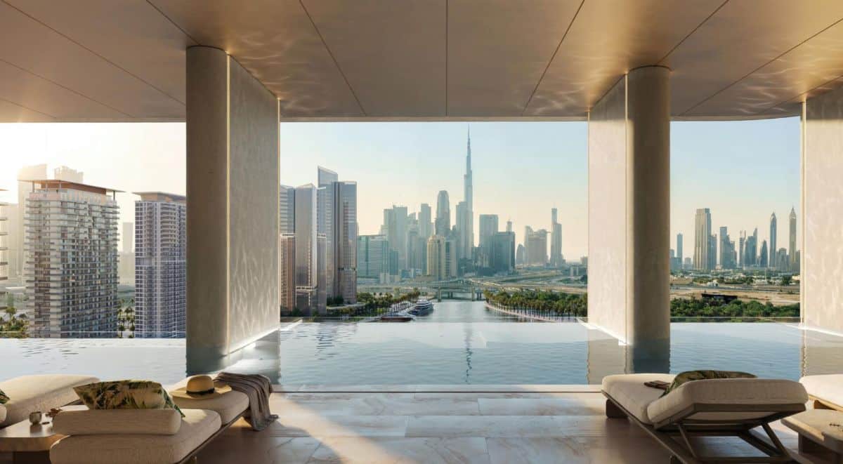 Бассейн с эффектом перелива в комплексе Artistry One Residences с видом на Дубайский канал