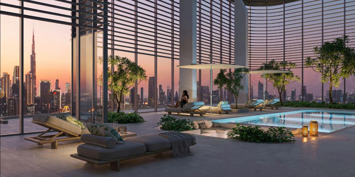 Бассейн и терраса комплекса Artistry One Residences ночью на фоне горизонта Дубая