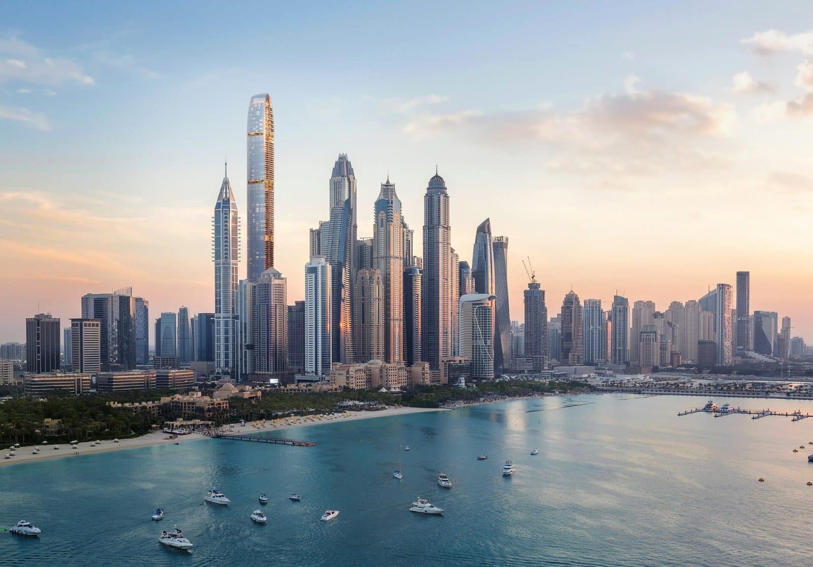 Select Group: панорама Дубай-Марины с башней Six Senses Residences на закате