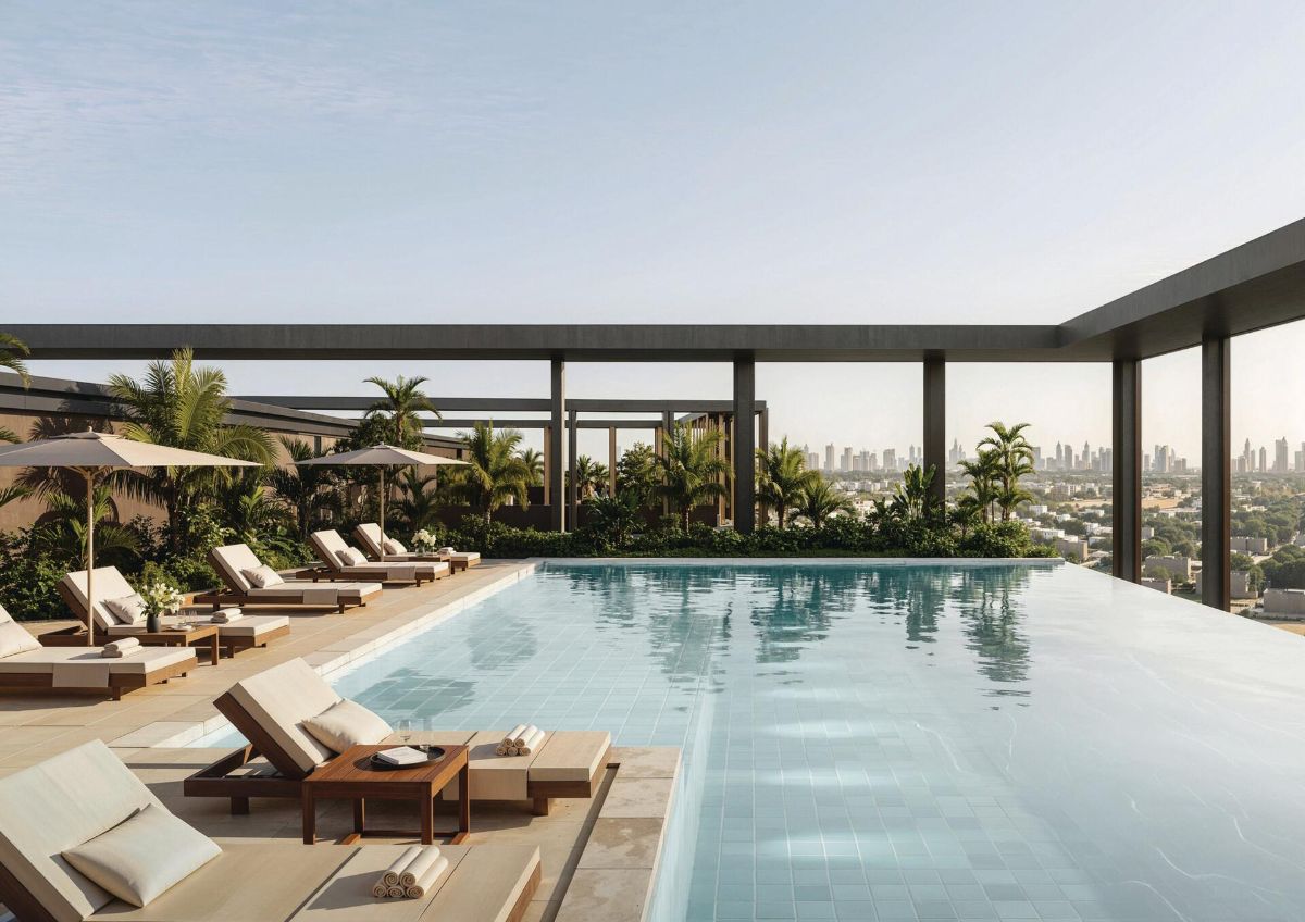 Pool auf der Dachterrasse von „The Archive by Imtiaz“ mit Liegestühlen und Blick auf Dubai